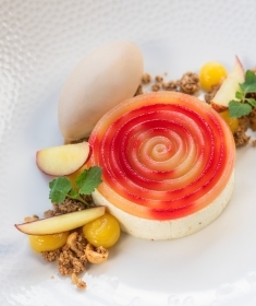 Royal-Garden-Hotel-London-Origin-Kensington-Cox-Apple-Mousse-Hazelnut-Ice-Cream-Oat-Crumble-02