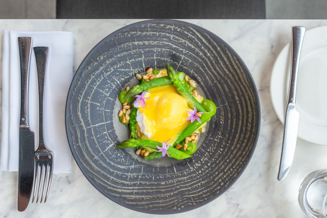 Royal-Garden-Hotel-London-Origin-Kensington-Wye-Valley-Asparagus-Duck-Egg-Hollandaise-Sauce-01